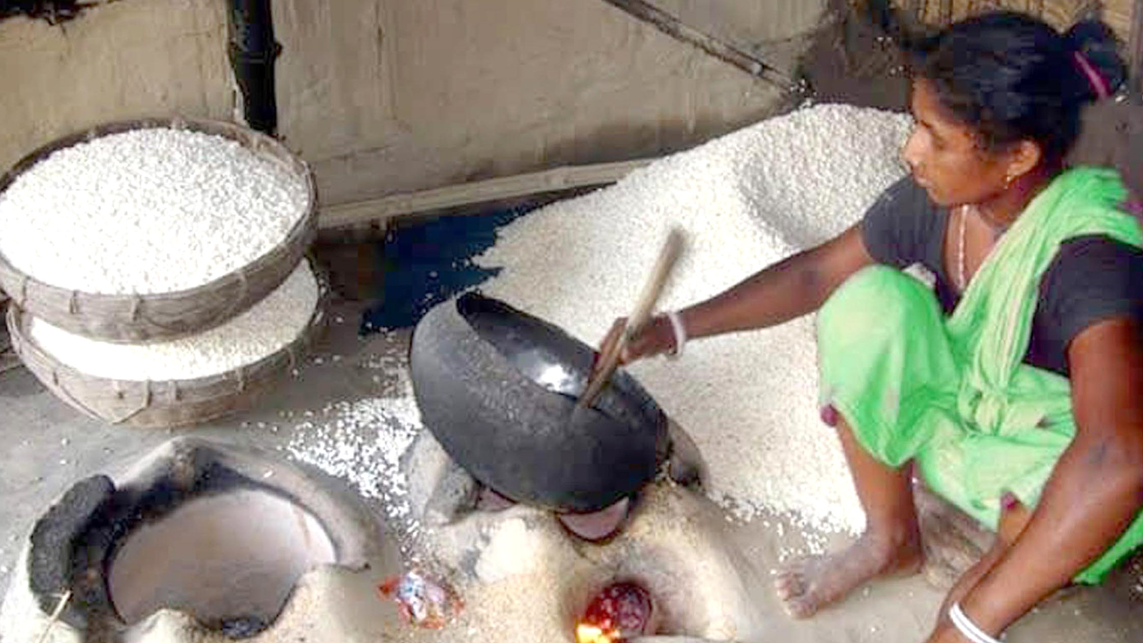 ভাজা মুড়ির ঐতিহ্য-সংকটে পেশা বদলাচ্ছেন কারিগরেরা