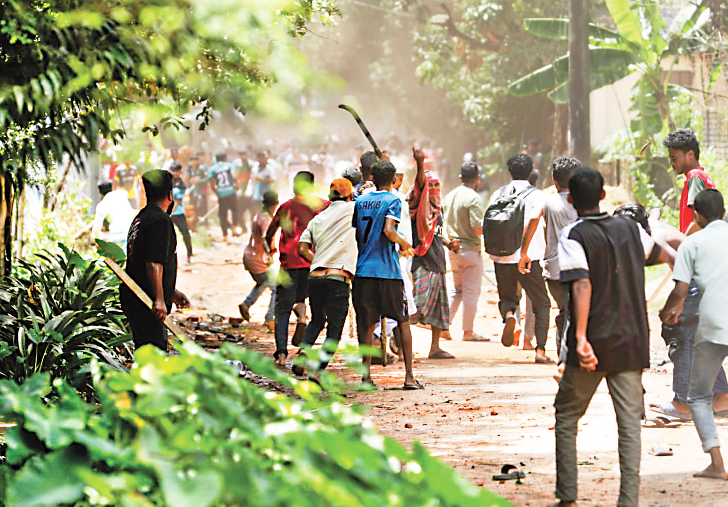ছাত্রীকে এক থাপ্পড়ে রণক্ষেত্র চবি এলাকা
