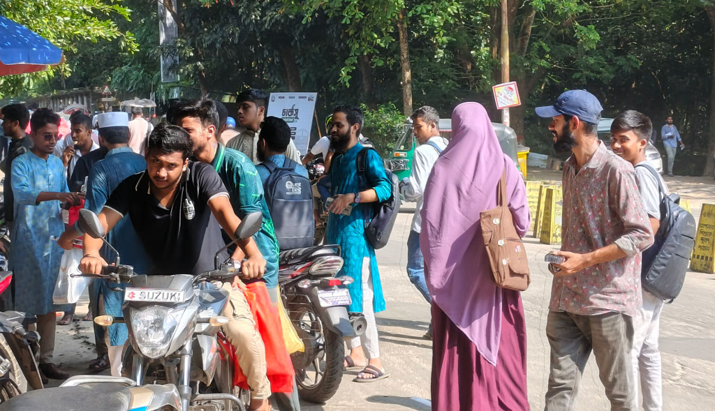 চাকসু নির্বাচন: চলছে শেষ সময়ের প্রচারণা, ভোটার টানতে নানা প্রতিশ্রুতি