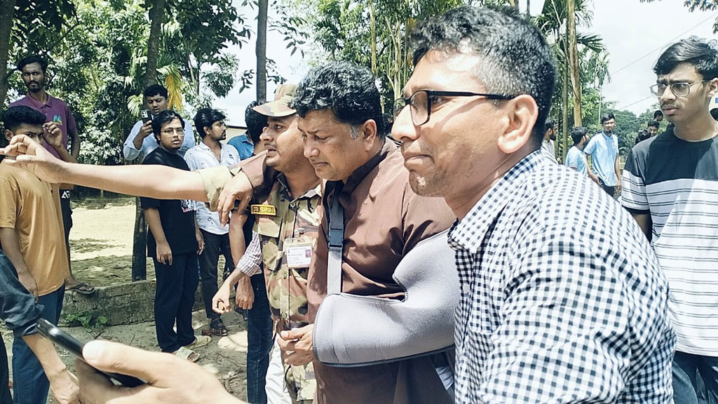 আহত উপ উপাচার্যকে ধরে হাসপাতালে নিয়ে যাওয়া হচ্ছে। ছবি: আজকের পত্রিকা