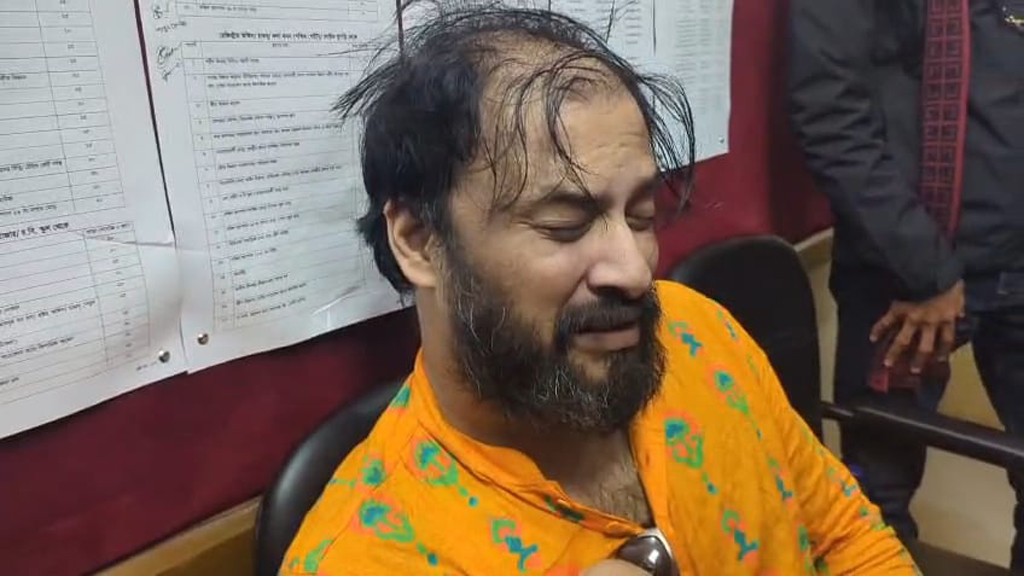 জুলাই অভ্যুত্থানে ‘গণহত্যা’ সমর্থনের অভিযোগে চবির আইন বিভাগের শিক্ষক আটক