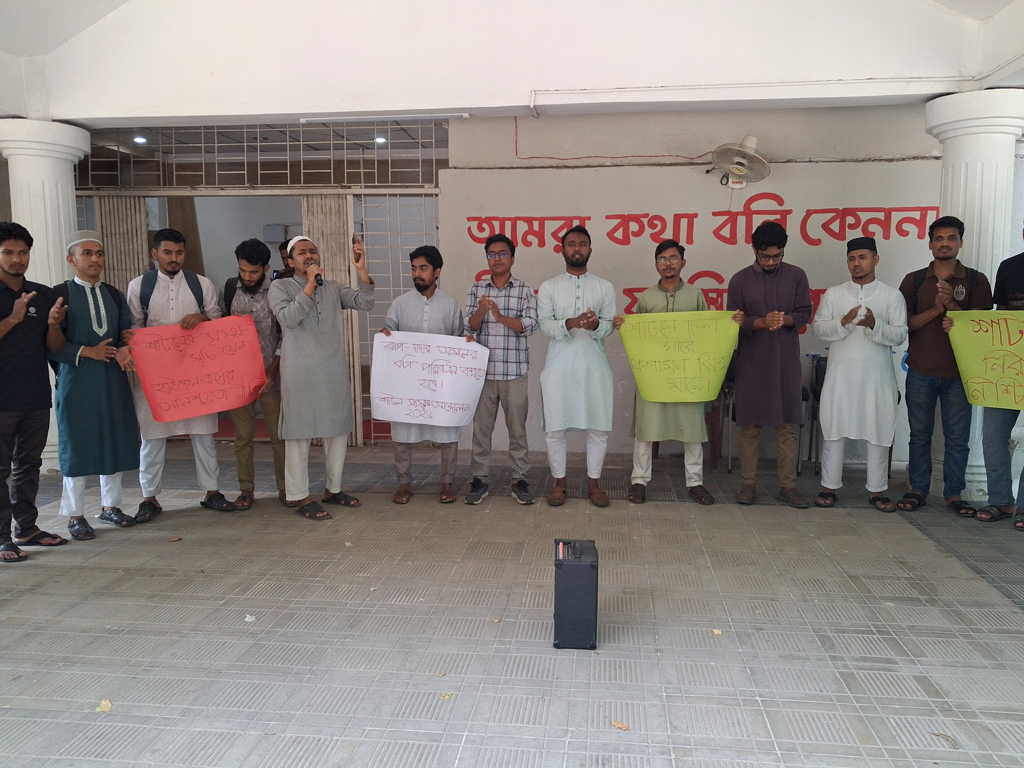 শাটল ট্রেন সংস্কারের ১১ দফা দাবিতে অবস্থান কর্মসূচি চবি শিক্ষার্থীদের