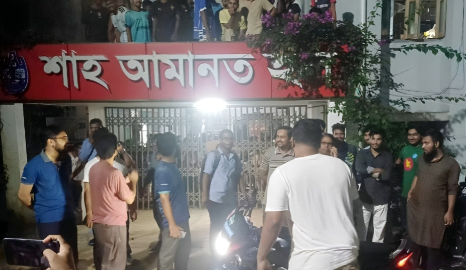 প্রভোস্টসহ চারজনের বিরুদ্ধে মামলা চবি শিক্ষার্থীর, প্রতিবাদে হল গেটে তালা