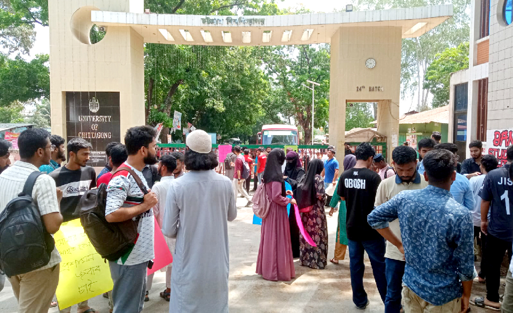 স্থানীয়দের হাতে চবি শিক্ষার্থী মারধরের শিকার, প্রতিবাদে প্রধান ফটকে তালা