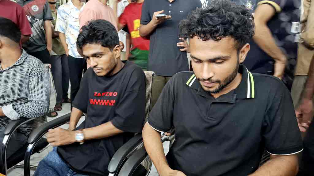 চুরি-ছিনতাই, নারী হেনস্তাসহ নানা অভিযোগে চবিতে দুই শিক্ষার্থী আটক
