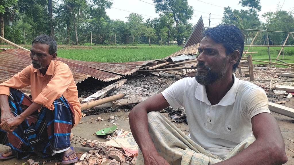 ‘একটি জামাকাপড় পর্যন্ত রেখে যায়নি, বাড়িঘরসহ সব পুড়িয়ে দিয়েছে’