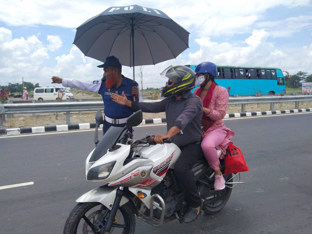 মোটরসাইকেল নিয়ে পদ্মা সেতুতে ওঠায় চালক আটক