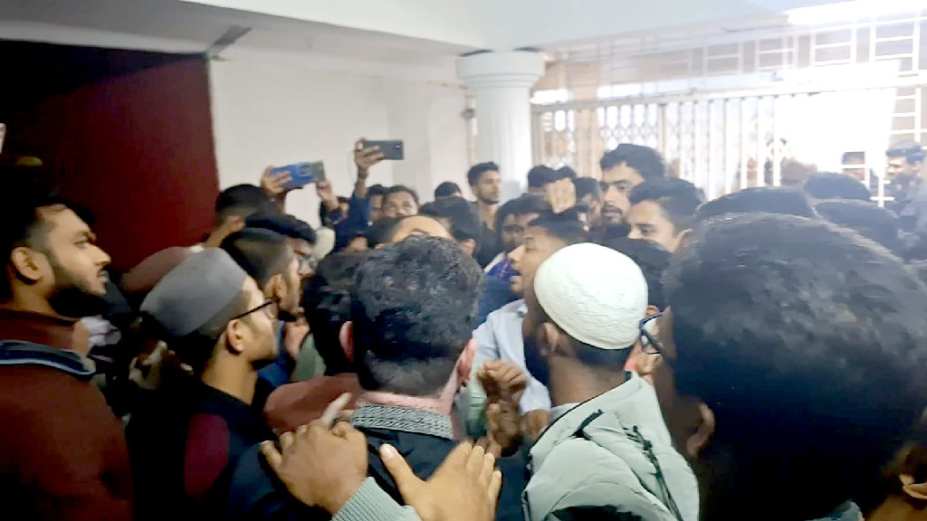 শহীদ বুদ্ধিজীবীদের নিয়ে বক্তব্য: চবি ভিসি-প্রোভিসি ৭ ঘণ্টা ধরে অবরুদ্ধ, ছাত্রদল-শিবিরের উত্তেজনা