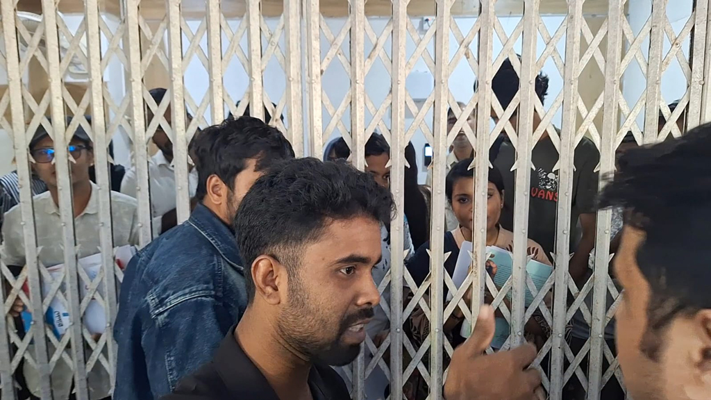 চবির সহ-উপাচার্যের পদত্যাগ দাবিতে প্রশাসনিক ভবনে তালা