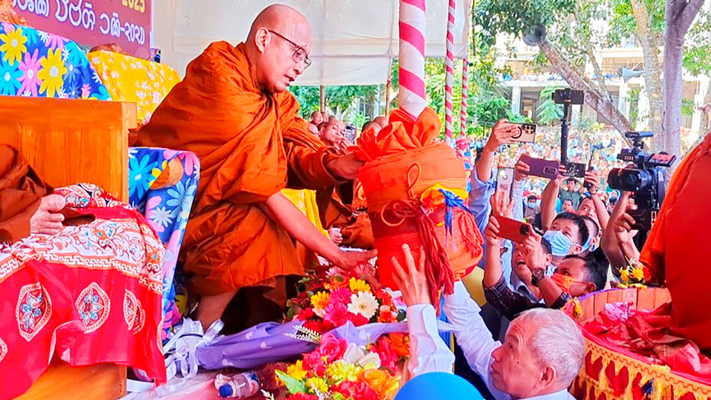 লাখো পুণ্যার্থীর সাধুবাদে শেষ হলো রাজবন বিহারের কঠিন চীবর দানোৎসব