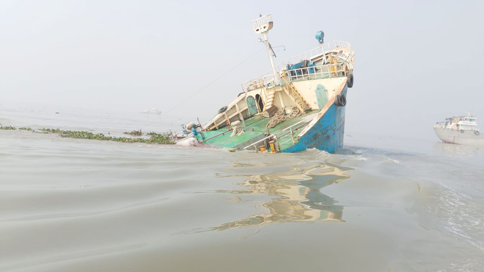 দুদিনেও উদ্ধার হয়নি কার্গো, মেঘনায় ছড়িয়ে পড়ছে জ্বালানি তেল