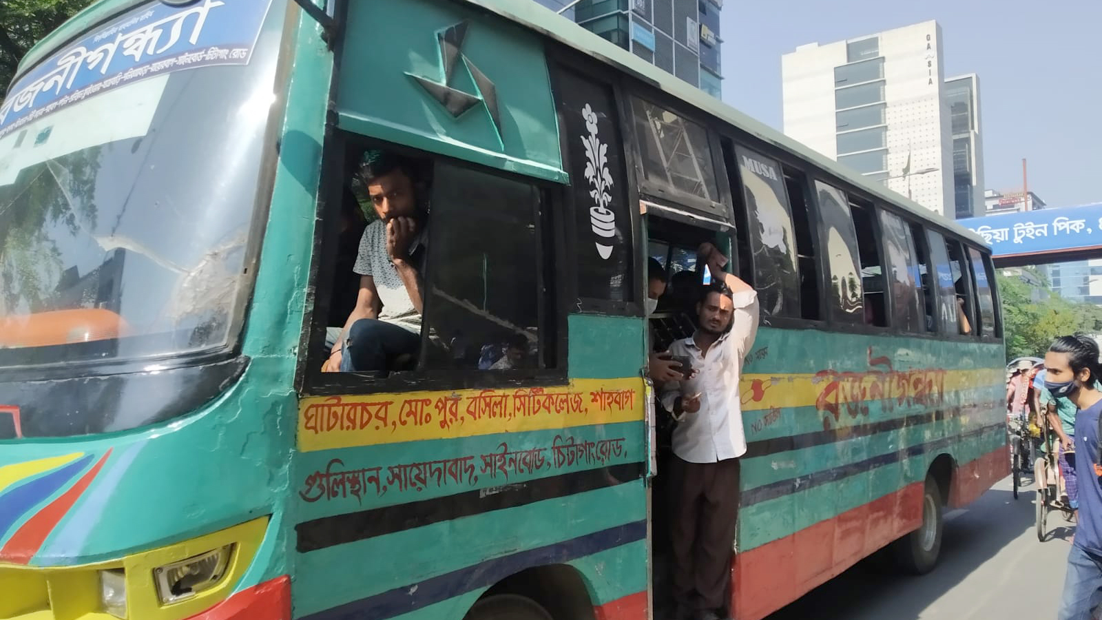 ‘অর্ধেক আসনে যাত্রী বহনের নামে বাসভাড়া বৃদ্ধির পাঁয়তারা’ 