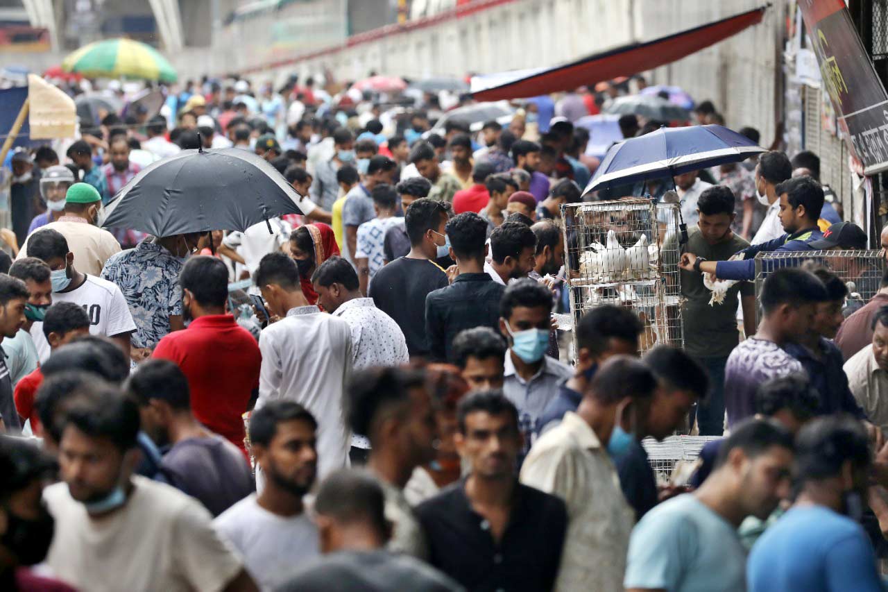 কবুতরের খাঁচা নিয়ে বসে আছেন বিক্রেতা। সারা বছরই বিক্রিবাট্টা চলে বেশ। ছবি: সৈয়দ মাহামুদুর রহমান