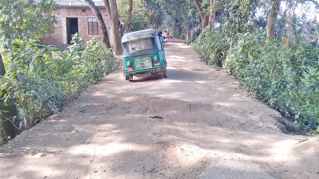 বেহাল সড়কে চরম দুর্ভোগ