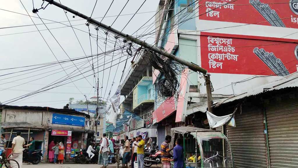 পিরোজপুরে ঝড়ে ব্যাপক ক্ষতি, ৫৪ ঘণ্টা বিদ্যুৎ বিচ্ছিন্ন ২০ হাজার গ্রাহক