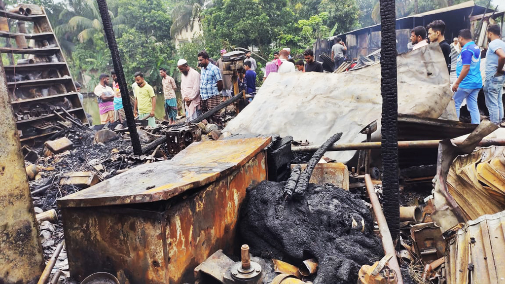 ভোলায় আগুনে পুড়ল ১০টি দোকান