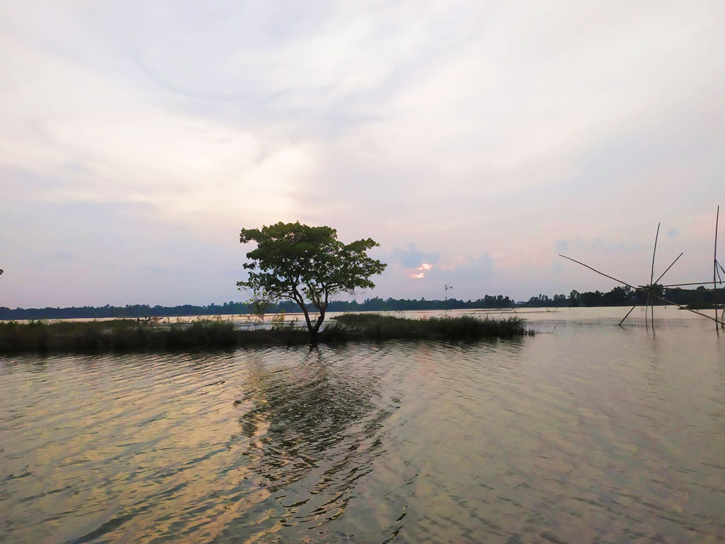 বেলা ডুবে যায়, পড়ে থাকে এক সন্ধ্যার নন্দনতত্ত। সূর্যের শেষ আলোয় চিকচিক করছে নিচু চকের ঘোলাটে জল। তালুক নগর, দৌলতপুর, মানিকগঞ্জ, ৭ সেপ্টেম্বর। ছবি: আব্দুর রাজ্জাক