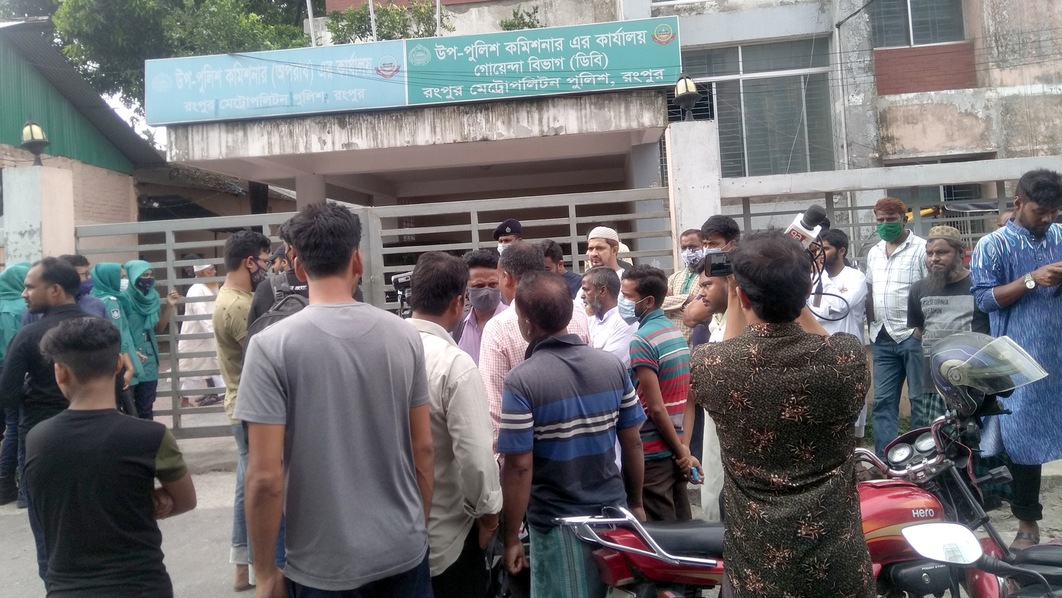 উদ্ধারের পর ডিবি কার্যালয়ে ত্ব-হা