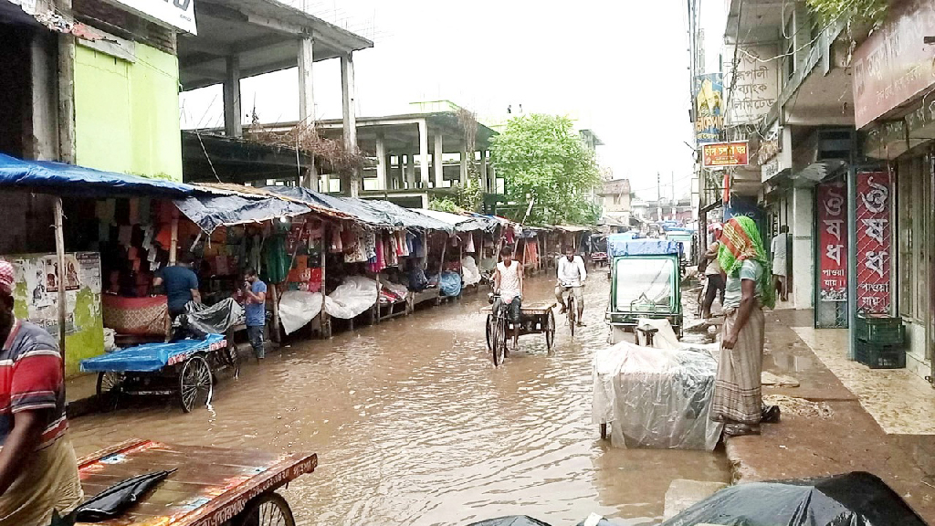 দীর্ঘদিন আবর্জনায় বন্ধ নালা, হালকা বৃষ্টিতে তলিয়ে গেছে সড়ক