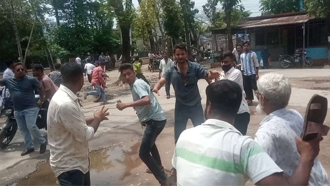 শরীয়তপুর সদর হাসপাতালে সংঘর্ষ: ৭২ ঘণ্টার আলটিমেটাম দিয়ে কাজে ফিরলেন চিকিৎসকেরা