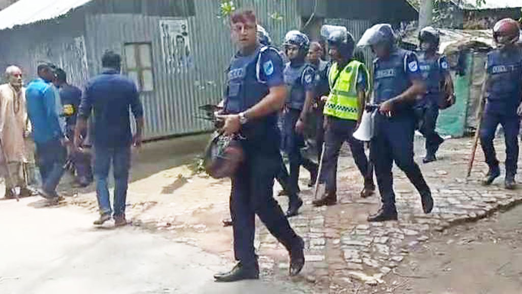 মাদারীপুরে দুই প্রার্থীর সমর্থকদের মধ্যে সংঘর্ষ, ককটেল বিস্ফোরণ