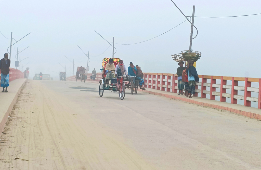 শীতের সকাল। দুই পাশের গাছপালা, হালকা কুয়াশা আর সড়কে চলা যানবাহন মিলিয়ে জন্ম দিয়েছে চমৎকার এক দৃশ্যের। ঘিওর উপজেলার তরা-ঝিটকা সড়কের গিলন্ড এলাকা, মানিকগঞ্জ, ৩১ ডিসেম্বর ২০২৩। ছবি: আব্দুর রাজ্জাক