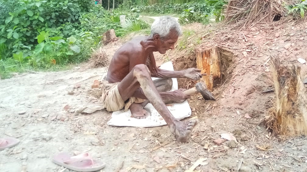 কুড়াল-কাঠের সঙ্গে এক যুগ