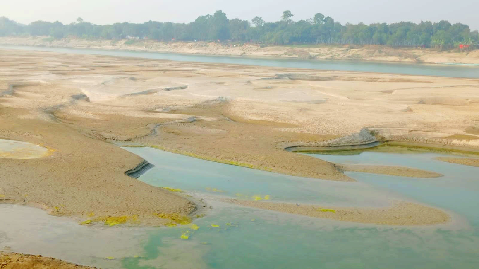 মৃতপ্রায় গড়াই নদী। বছরে ২ থেকে ৩ মাস পানি থাকলেও বাকি মাসগুলো একেবারেই শূন্য। শুধু বালু আর বালু। নদীতে পানি না থাকায় এ অঞ্চলের পরিবেশ হুমকিতে রয়েছে। কৃষক ও জেলেদের জীবনজীবিকায় এসেছে আমূল পরিবর্তন। বালিয়াকান্দি, রাজবাড়ী। ১৭ মার্চ, ২০২৩। ছবি: অনিক সিকদার