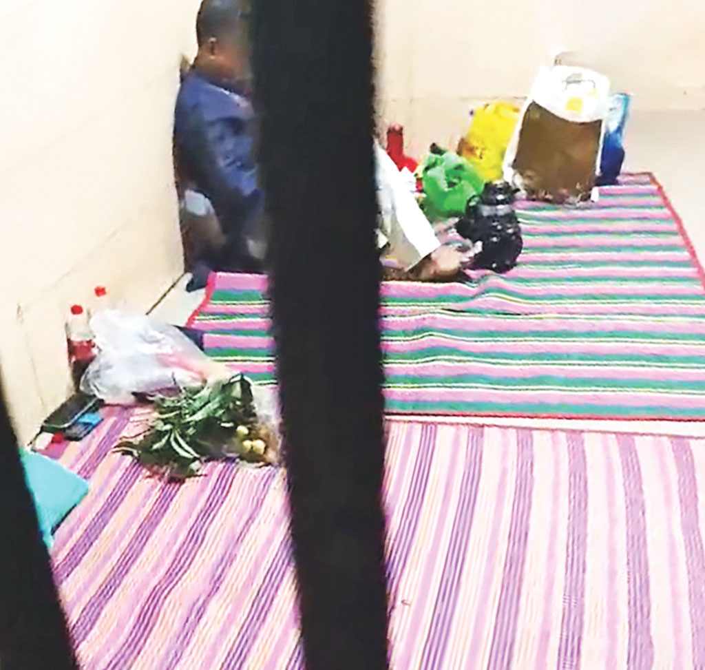 হাজতখানায় ফোনে কথা বলার সুযোগ পাচ্ছেন আসামিরা। অভিযোগ রয়েছে, পুলিশ টাকার বিনিময়ে তাঁদের হাতে ফোন তুলে দেয়। ছবি: আজকের পত্রিকা