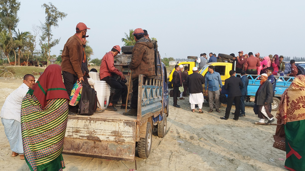 হাতিয়া দীপের চরাঞ্চলে পৌঁছেছে নির্বাচনী সরঞ্জাম