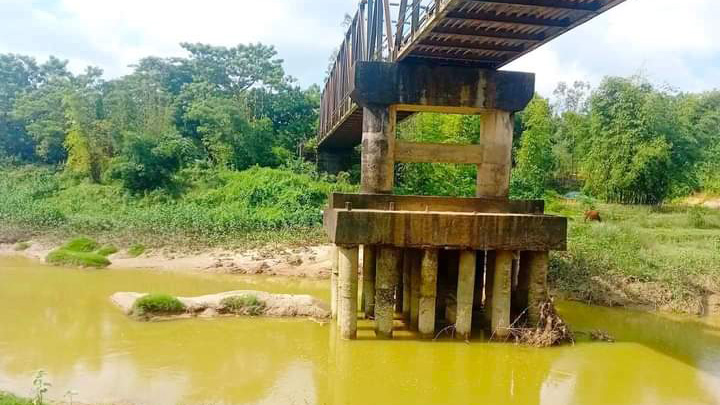 বালু তোলায় ঝুঁকিতে সেতু