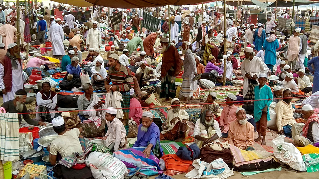 তিন দিনের ইজতেমা শুরু, মুসল্লিদের ভিড়