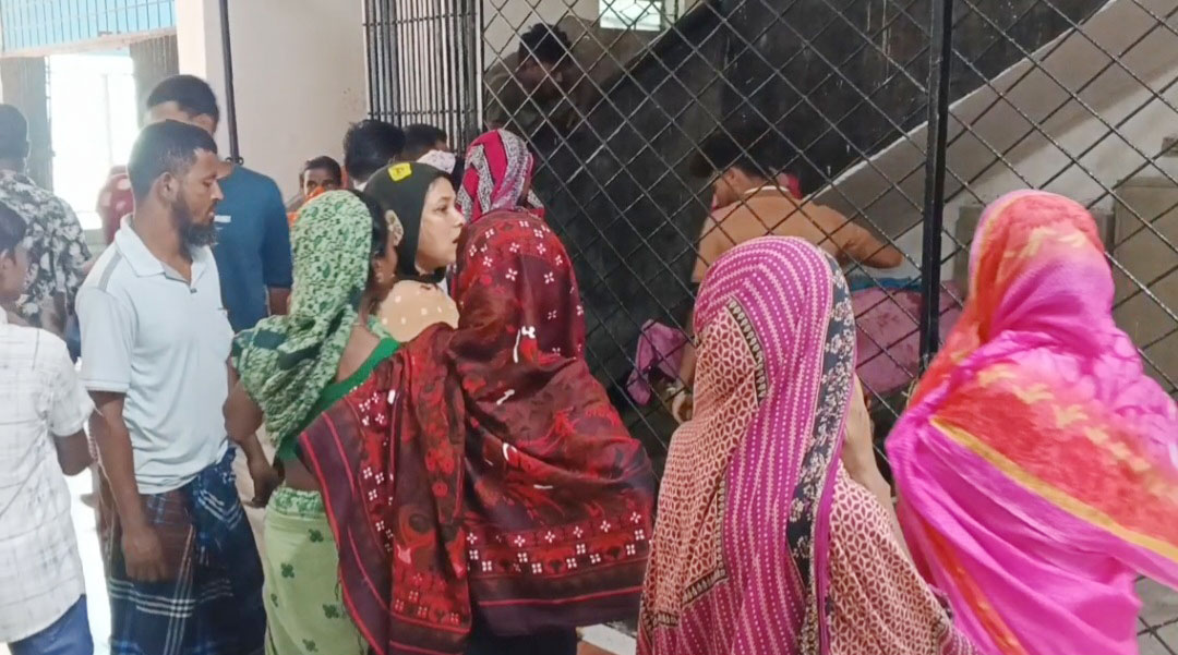 শৌচাগার নির্মাণ নিয়ে তর্কাতর্কি, ভাতিজাদের ধারালো অস্ত্রের আঘাতে চাচার মৃত্যুর অভিযোগ