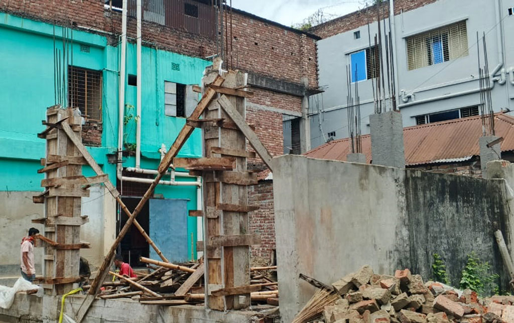 নির্মাণাধীন বাড়ির মালিকের কাছে চাঁদা দাবির অভিযোগ