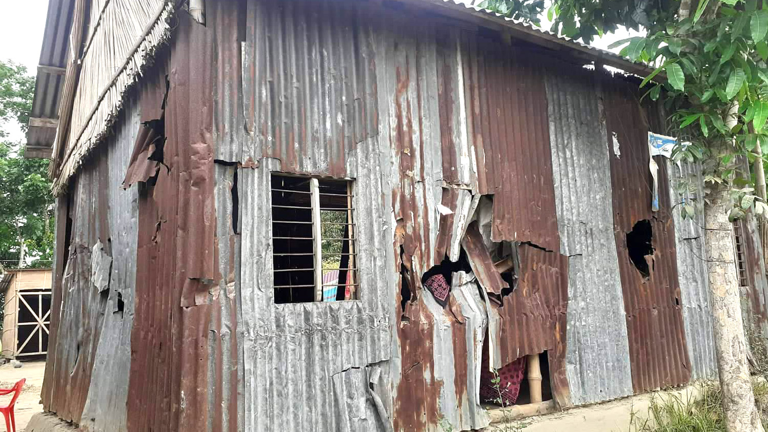 দুপক্ষের সংঘর্ষে জড়াল ৫ গ্রামের মানুষ, আহত ১২