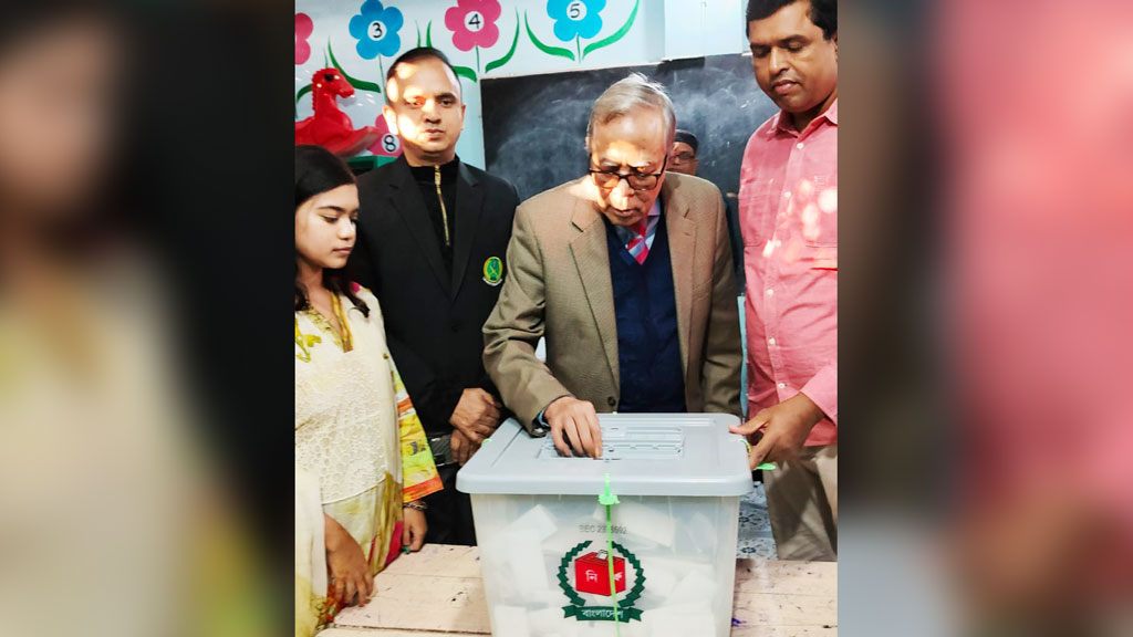 ১৫ বছর পর ভোট দিলেন সাবেক রাষ্ট্রপতি আবদুল হামিদ