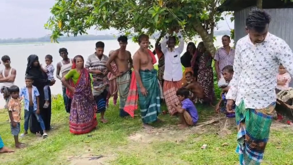চাঁদা না পেয়ে জেলেসহ নৌকা ডুবিয়ে দিল নৌ পুলিশ, মুলাদীতে জেলেদের বিক্ষোভ