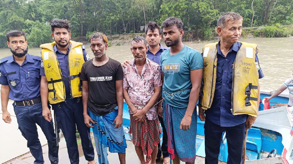 মেঘনায় জাহাজে চাঁদাবাজি করার অভিযোগে আটক তিন