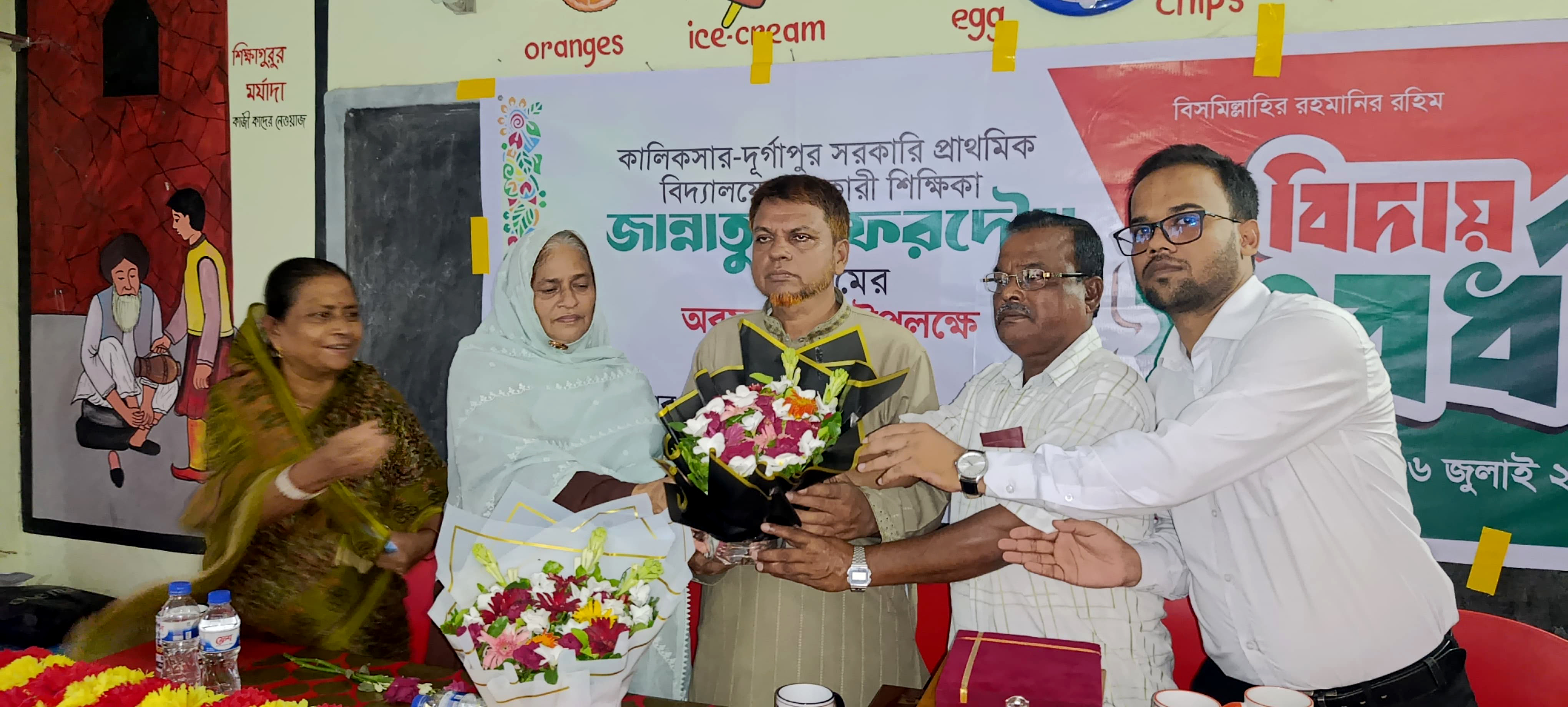 ৩২ বছরের শিক্ষকতা শেষে জান্নাতুল ফেরদৌসকে সংবর্ধনা, মোটর শোভাযাত্রায় বাড়ি পৌঁছে দিলেন শিক্ষার্থীরা