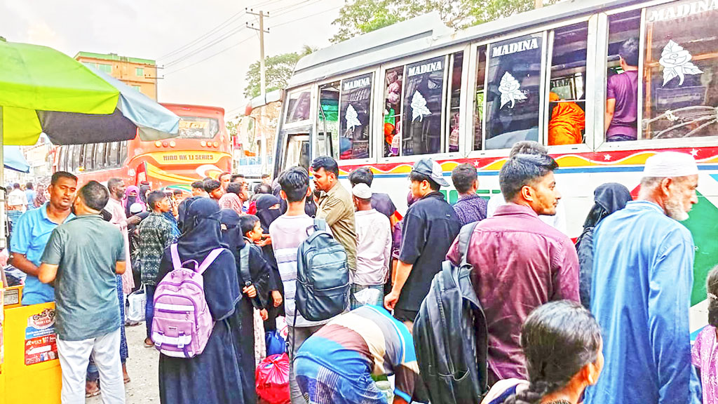 সড়ক, বাসস্ট্যান্ডে ঢাকামুখী যাত্রীদের চাপ, সিট খালি নেই বাসে