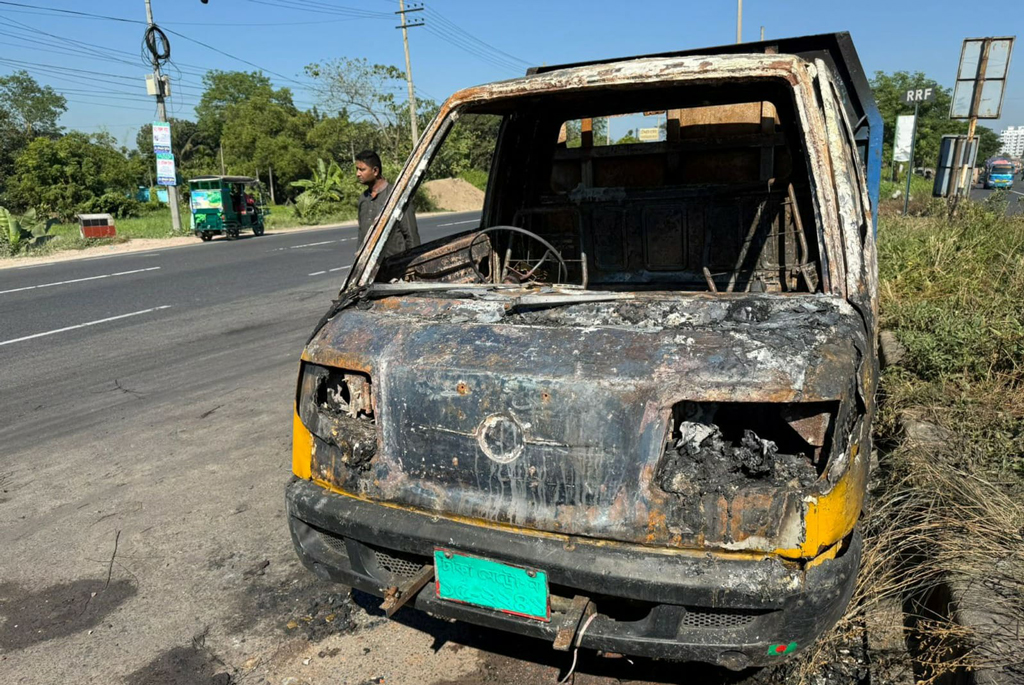 চৌদ্দগ্রামে জামায়াত কর্মীর গাড়ি পুড়ে দিয়েছে দুর্বৃত্তরা