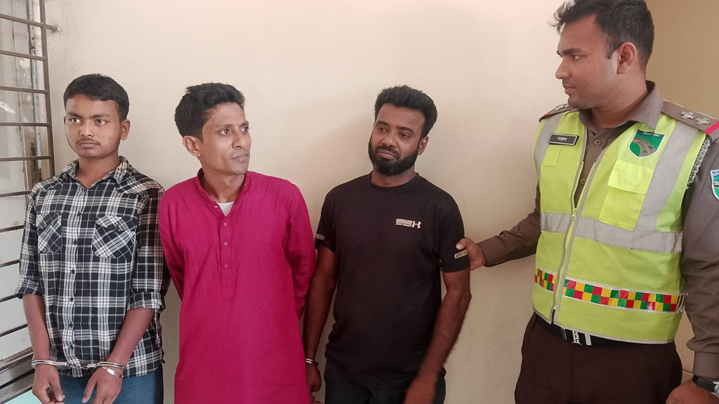 ঢাকা-চট্টগ্রাম মহাসড়কে গরুবোঝাই পিকআপ ভ্যান ছিনতাইয়ের চেষ্টা, আটক ৩