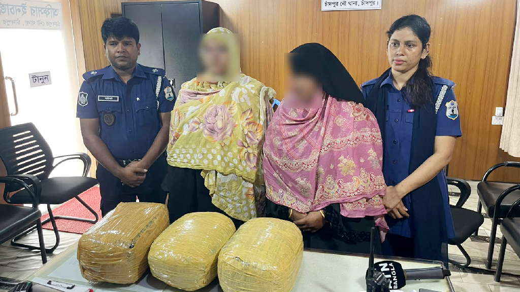 চাঁদপুর লঞ্চঘাট থেকে ৯ কেজি গাঁজাসহ দুই নারী আটক
