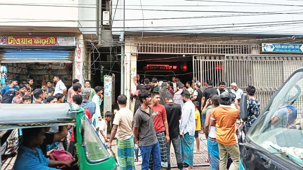 ‘ভুল চিকিৎসায় রোগীর মৃত্যু’: হাসপাতাল ভাঙচুর, ফটকে তালা