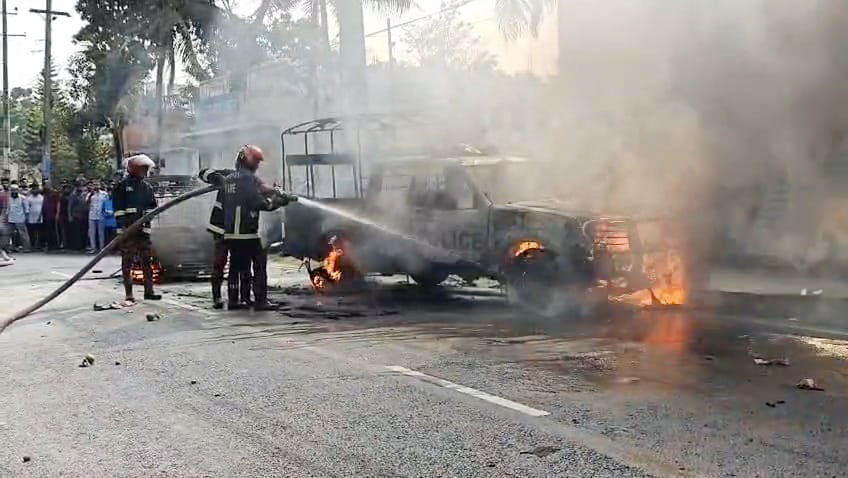 চাঁদপুরে গ্যাস লিকেজের আগুন, পুড়ল পুলিশের গাড়ি ও অটোরিকশা