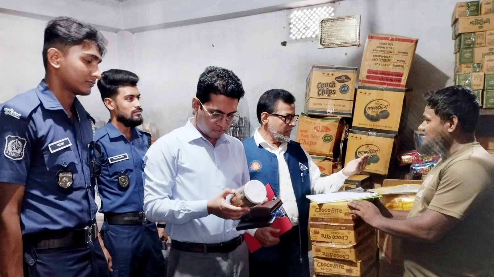 চাঁদপুরে লাইসেন্স ছাড়া চানাচুর উৎপাদনের দায়ে জরিমানা ও কারাদণ্ড