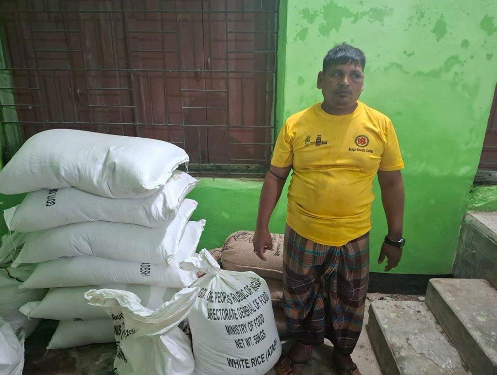 চাঁদপুরে গ্রামপুলিশের বাড়িতে ২০ বস্তা সরকারি চাল, আটক