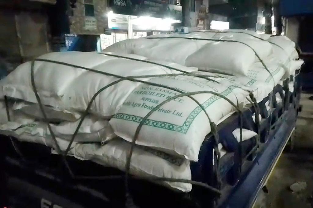 চাঁদপুরে জেলেদের ৫ টন চাল গোপনে বিক্রির অভিযোগ, জব্দের পর তদন্তে কমিটি