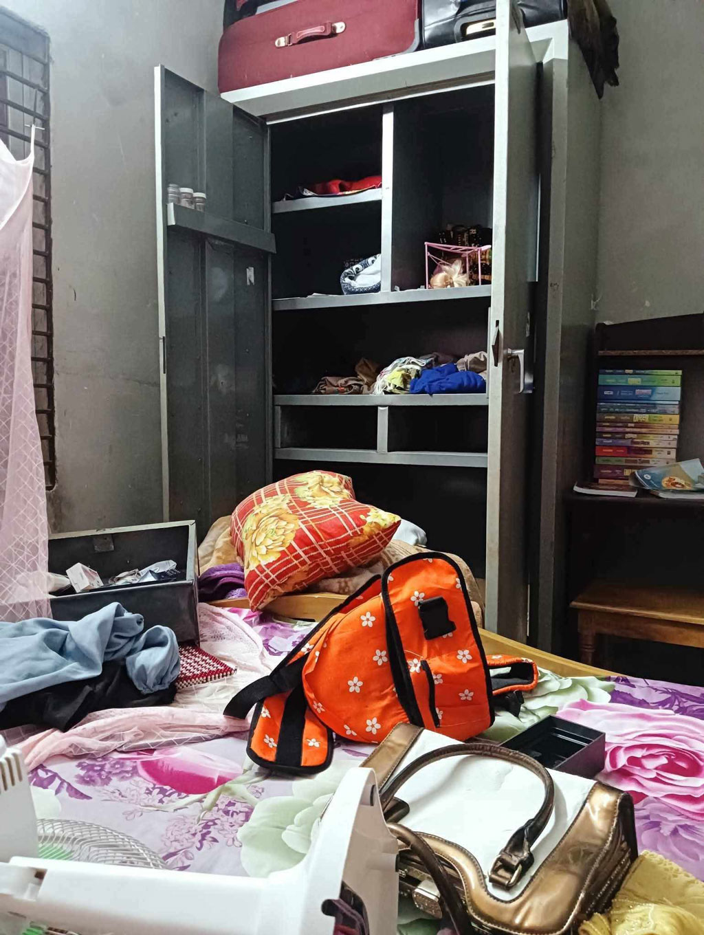 প্রবাসীর বাড়িতে ডাকাতের হানা, মা-শিশুদের গলায় রামদা ধরে লুটপাট