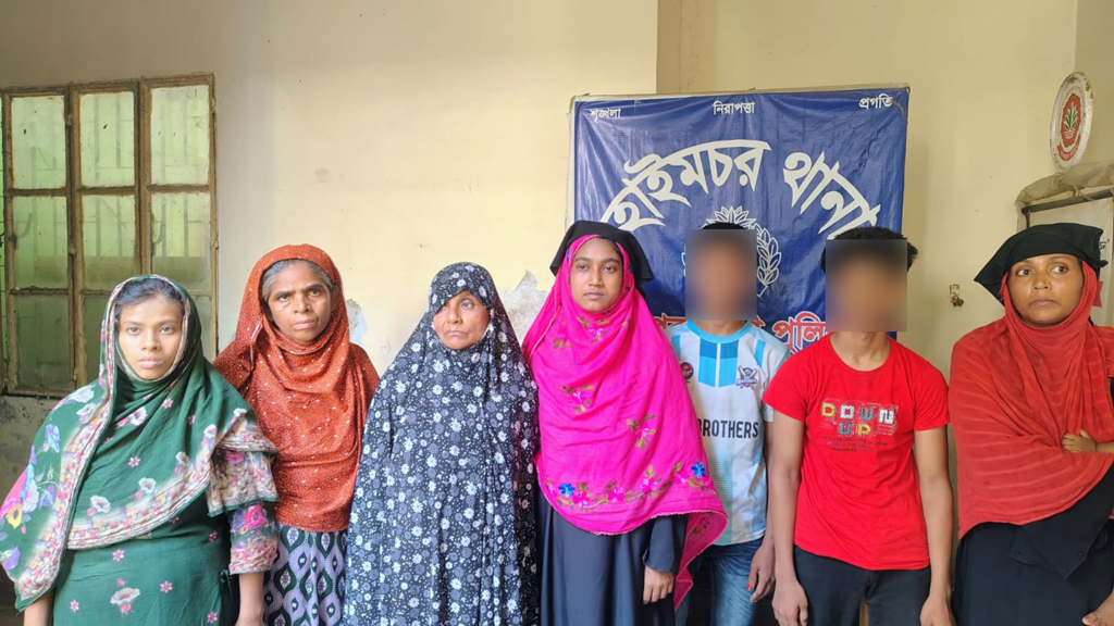 চাঁদপুরে মরিচের গুঁড়া ছিটিয়ে ও কুপিয়ে যুবককে হত্যা: ৫ নারীসহ গ্রেপ্তার ৭